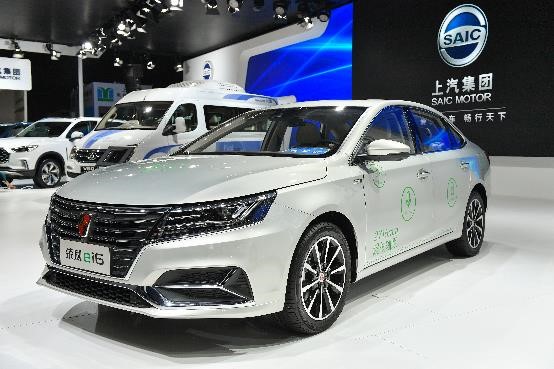上汽創(chuàng)新產(chǎn)品“駛?cè)搿?017工博會(huì)