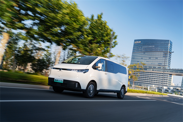 上汽大通MAXUS輕客家族“三電齊發(fā)”，大拿M1攜手2025款新途EV70、新途EV90上市發(fā)布